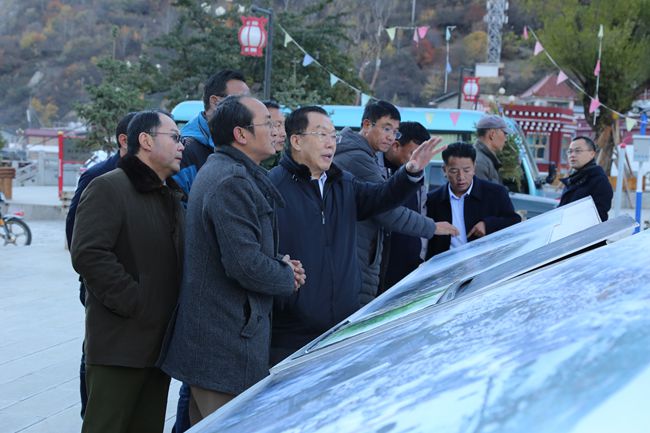 11、張學(xué)武董事長考察迪慶州阿墩子古城規(guī)劃建設(shè)情況_副本.jpg