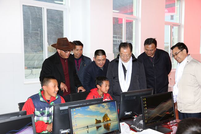 10、張學(xué)武董事長(zhǎng)一行在集團(tuán)捐助的德欽縣“希望之星”電腦室考察，并饒有興致地教授學(xué)生使用搜索引擎_副本.jpg